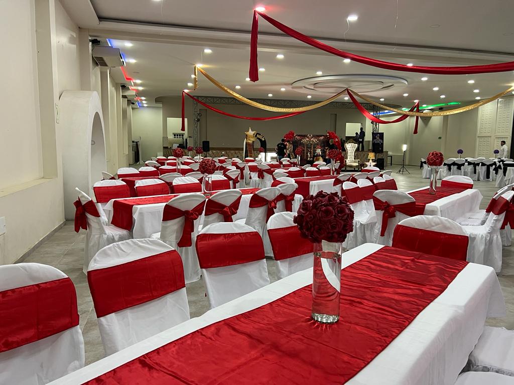 Contamos con un grandioso espacio para tus eventos corporativos o celebraciones especiales? Tenemos la solución. Ofrecemos alquiler de espacios para capacitaciones, eventos relacionados con la Ley 50, días del trabajador, días de la familia, celebraciones de amor y amistad, cumpleaños y más. Nuestro equipo de profesionales te ayudará a organizar tu evento y a hacer que sea un éxito.