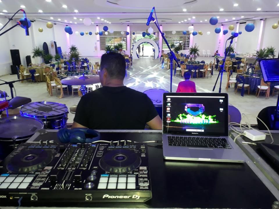 Contamos con un grandioso espacio para tus eventos corporativos o celebraciones especiales? Tenemos la solución. Ofrecemos alquiler de espacios para capacitaciones, eventos relacionados con la Ley 50, días del trabajador, días de la familia, celebraciones de amor y amistad, cumpleaños y más. Nuestro equipo de profesionales te ayudará a organizar tu evento y a hacer que sea un éxito.