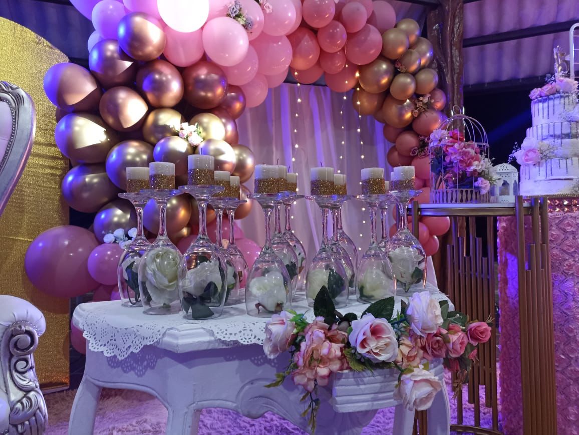 En nuestro salón de eventos. Ya sea para quinceañeras, bodas, graduaciones o fiestas de fin de año, nuestro salón ofrece un ambiente elegante y versátil para hacer que tu evento sea inolvidable.