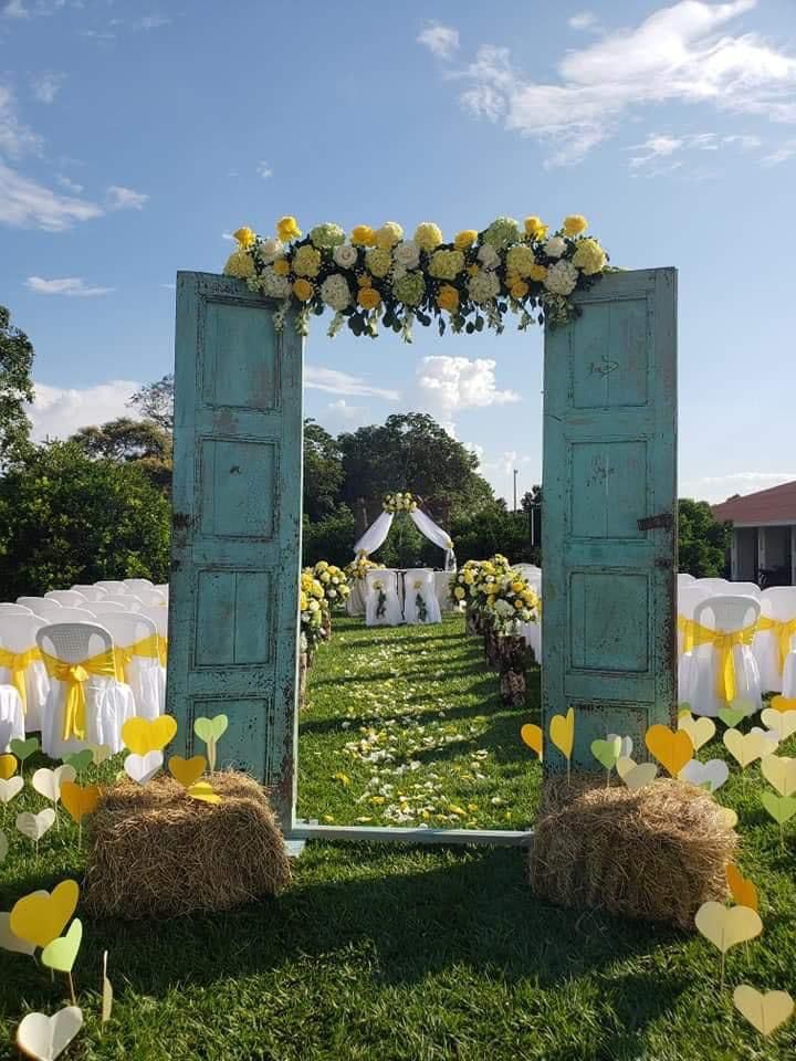 En nuestro salón de eventos. Ya sea para quinceañeras, bodas, graduaciones o fiestas de fin de año, nuestro salón ofrece un ambiente elegante y versátil para hacer que tu evento sea inolvidable.