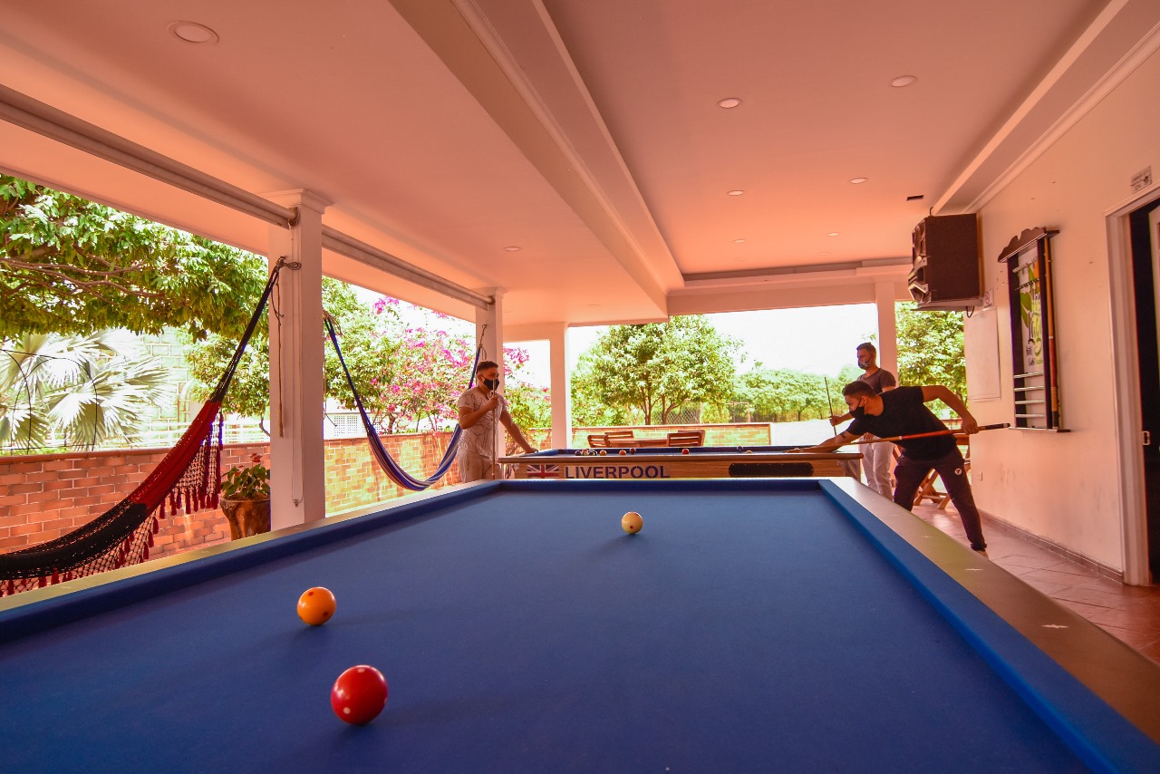 En el hotel los lagos centro vacacional contamos con un grandioso zona de juegos en donde podras disfrutar de una partida de ping pong o billar pool, disfrutar de una partida de rana electrónica, probar tus habilidades en la cancha de mini tejo o en la cancha de fútbol, o simplemente relajarte con una partida de futbolito. Tenemos opciones para todos los gustos.