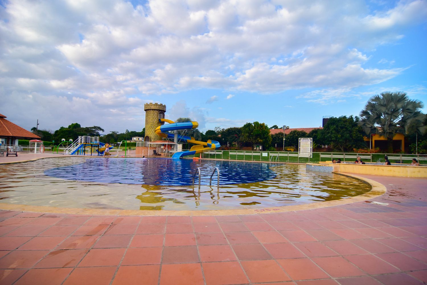 En el hotel los lagos centro vacacional contamos con un grandioso piscina en donde podras disfrutar de un delicioso asado en familia o con amigos.