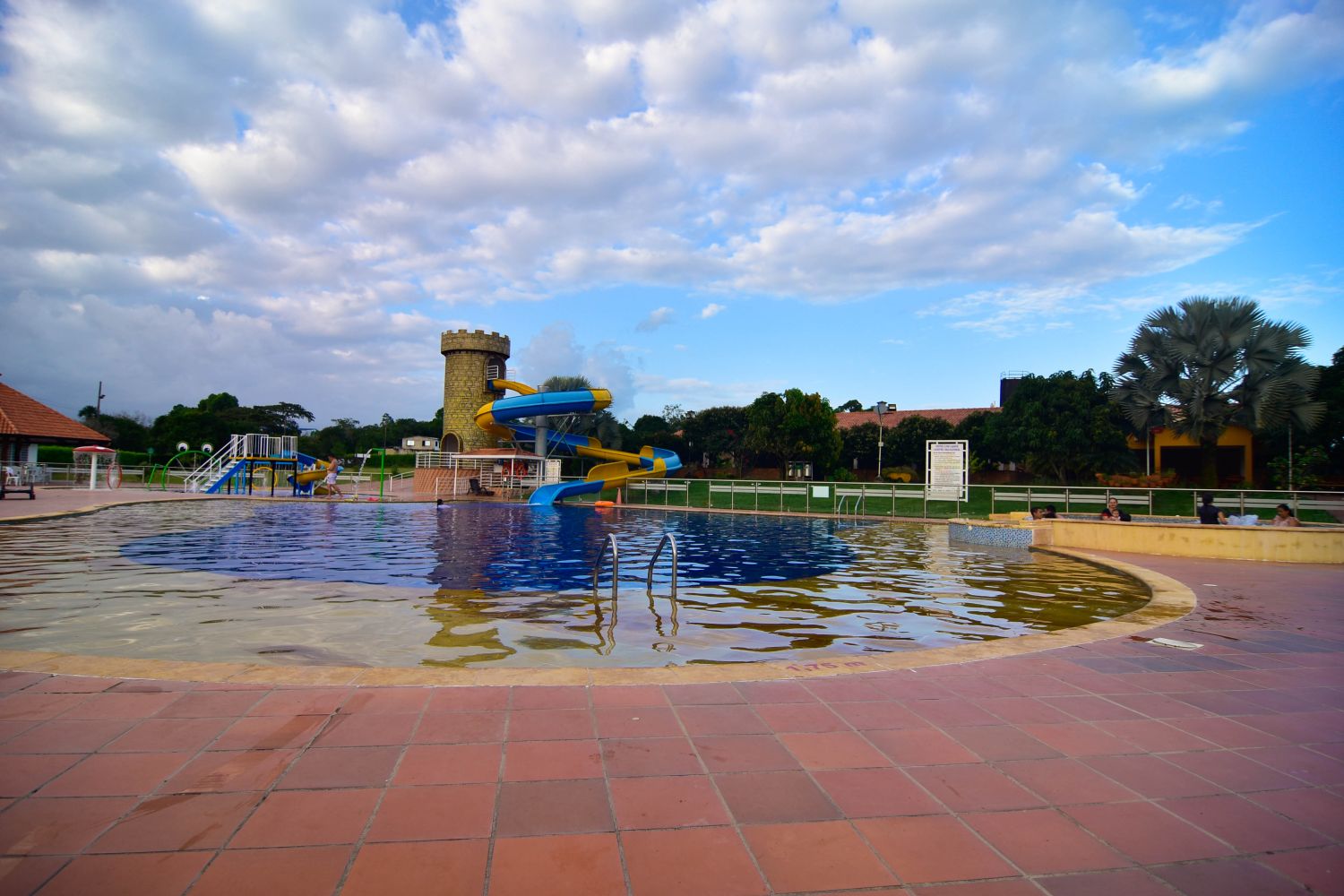 En el hotel los lagos centro vacacional contamos con un grandioso piscina en donde podras disfrutar de un delicioso asado en familia o con amigos.