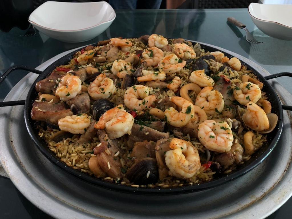 En nuestro restaurante ofrecemos una deliciosa selección de platos para satisfacer todos los paladares. Desde sabores locales hasta opciones internacionales, tenemos algo para todos los gustos. Nuestro equipo de chefs te sorprenderá con su creatividad culinaria.